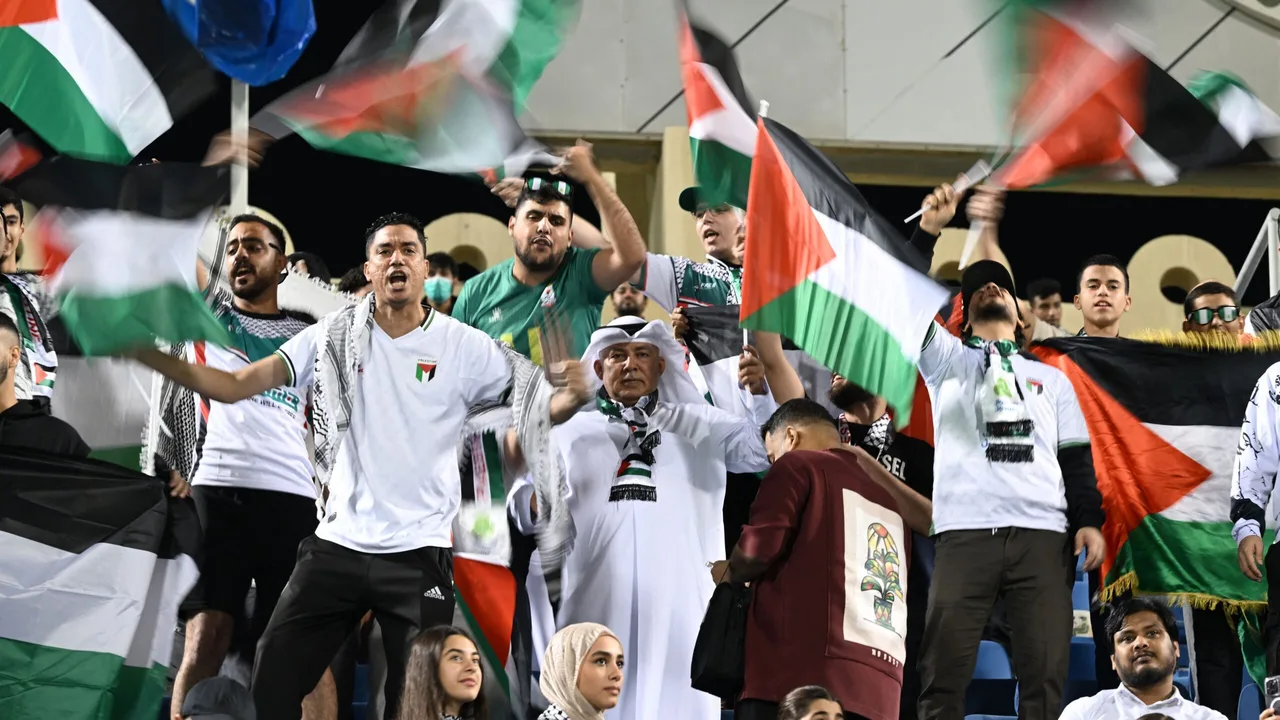 القنوات الناقلة لمباراة فلسطين وتونس في كأس العرب 2025 وخيارات المشاهدة المجانية عبر الإنترنت